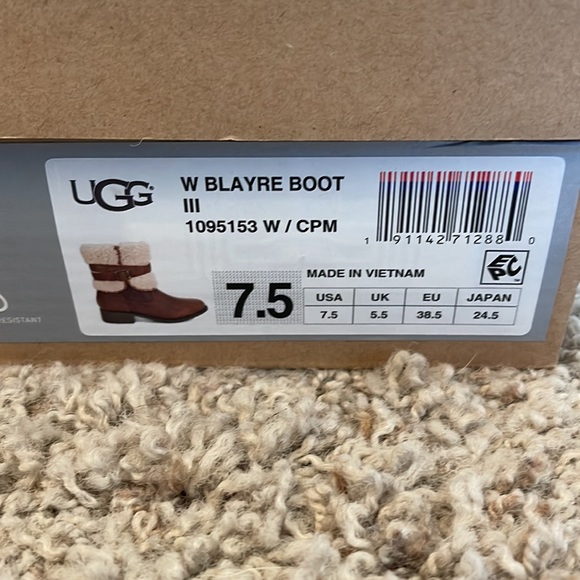 UGG Blayne Boot III size 7.5 Womens boots - Picture 2 of 9